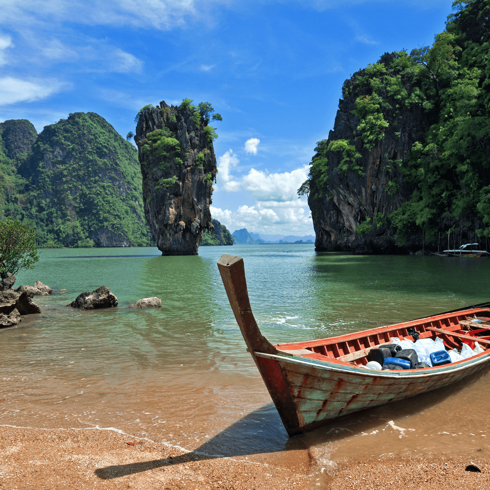 Marvel at this natural wonder formed by rock and coral, surrounded by vibrant flora and fauna. It's a photographer’s delight and a must-visit spot.