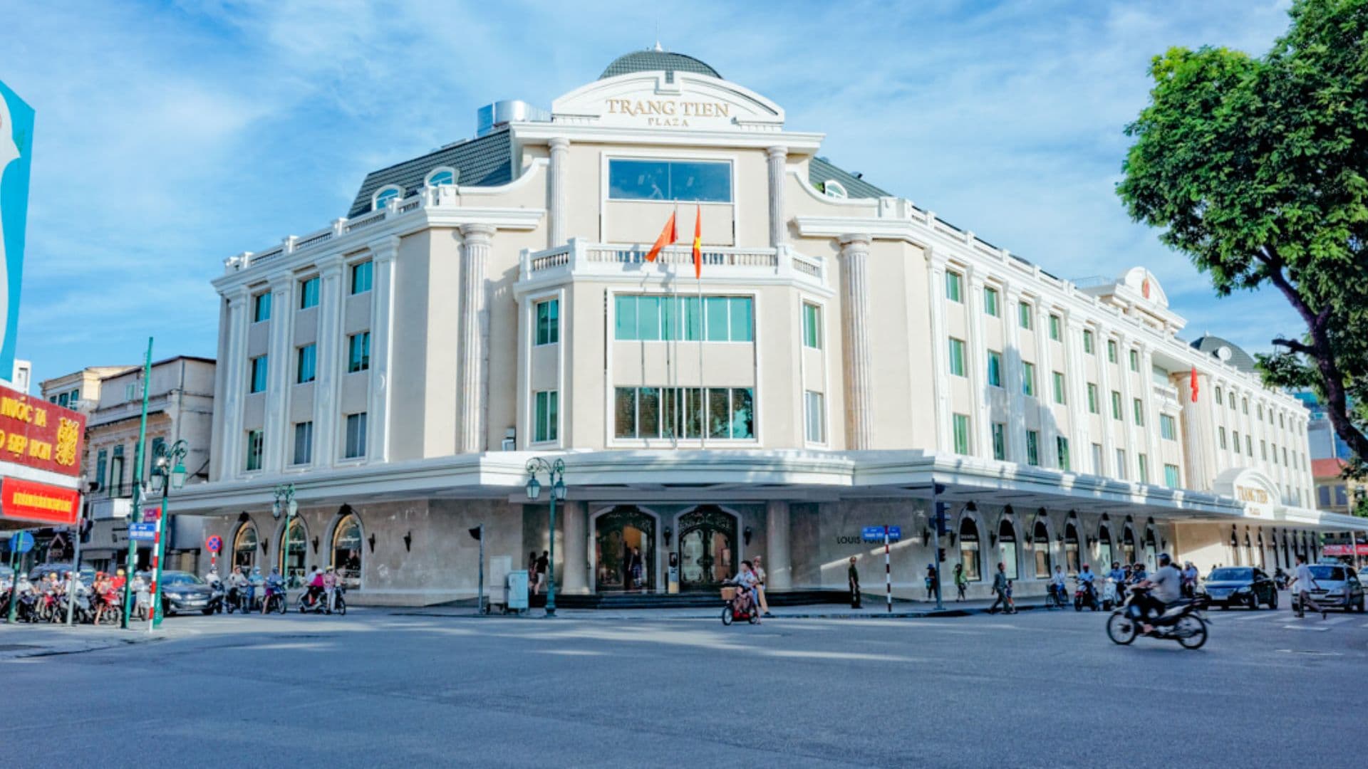 Hanoi’s Old Quarter, Dong Xuan Market, and Trang Tien Plaza blend traditional charm with modern shopping, from bustling street stalls to upscale boutiques in the heart of the city.