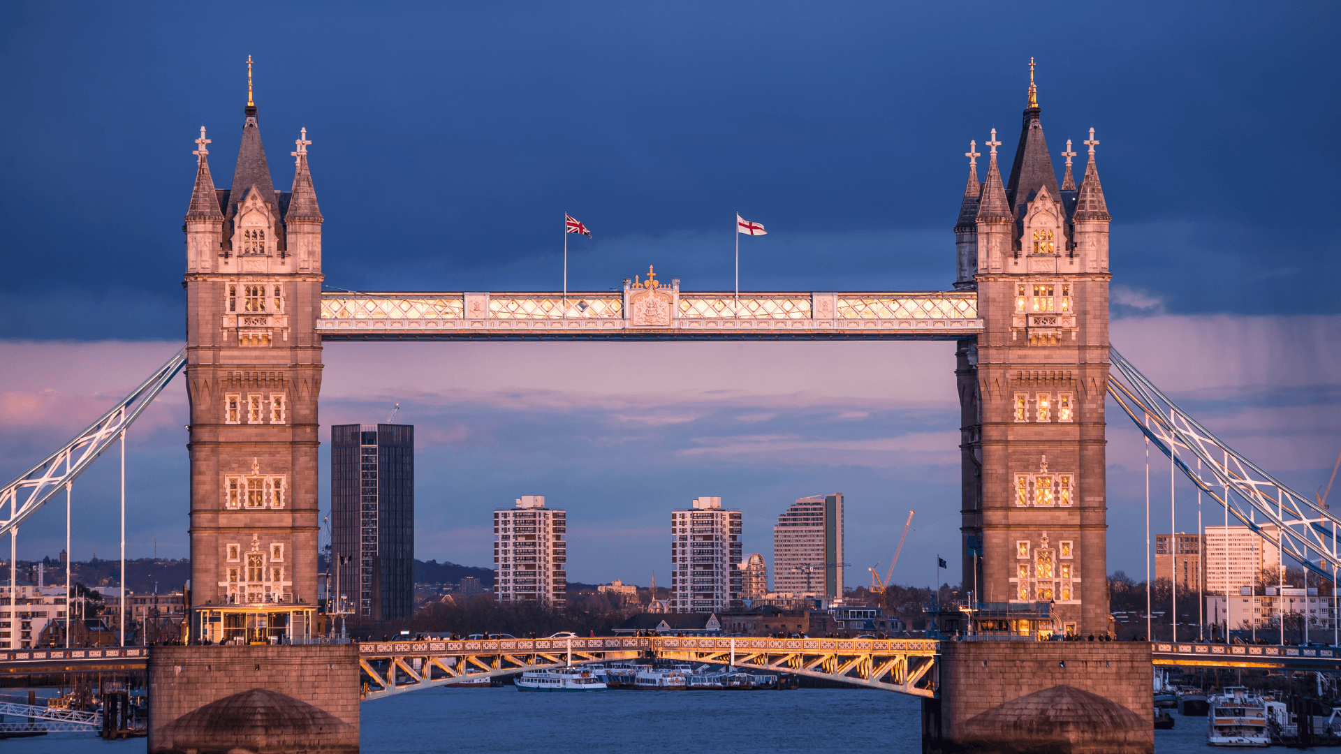 Experience England’s iconic London landmarks and breathtaking scenic landscapes in one tour.